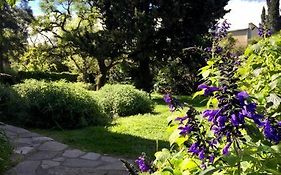 Habitación en casa con gran jardín